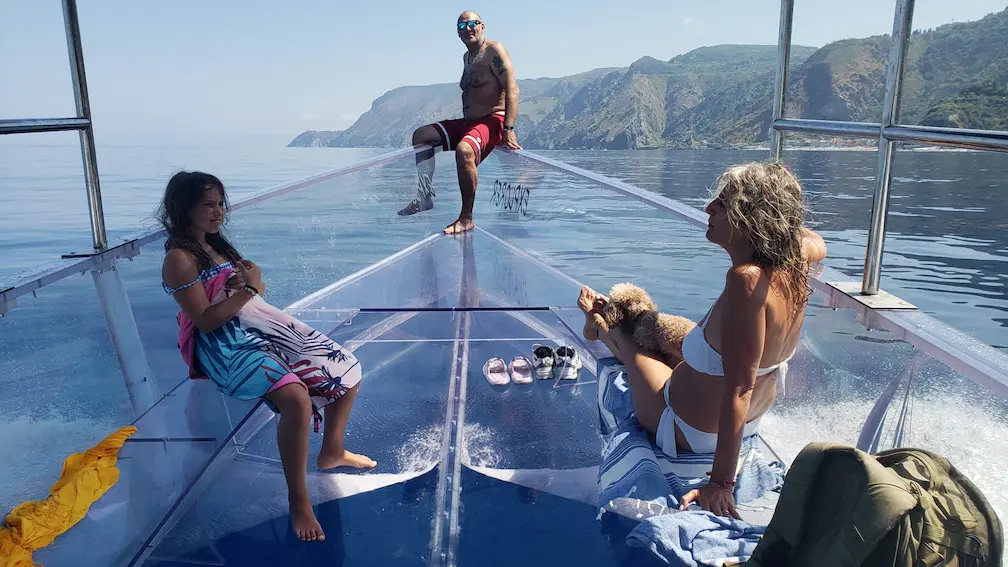 Imagen de un barco transparente en el agua